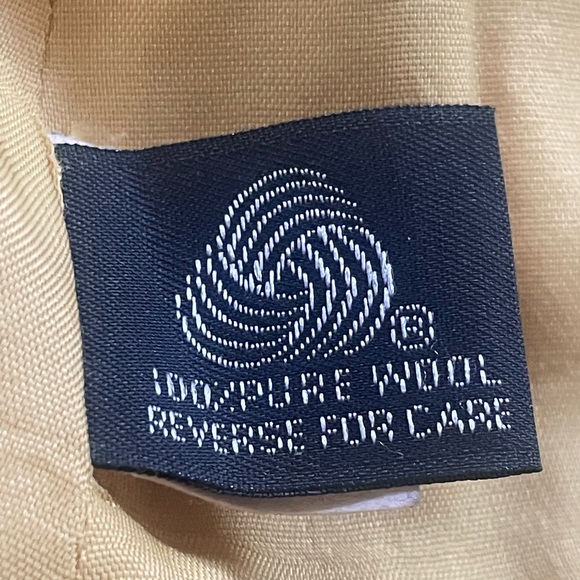 A Size 8 Moshary blazer and skirt - Picture 3 of 4